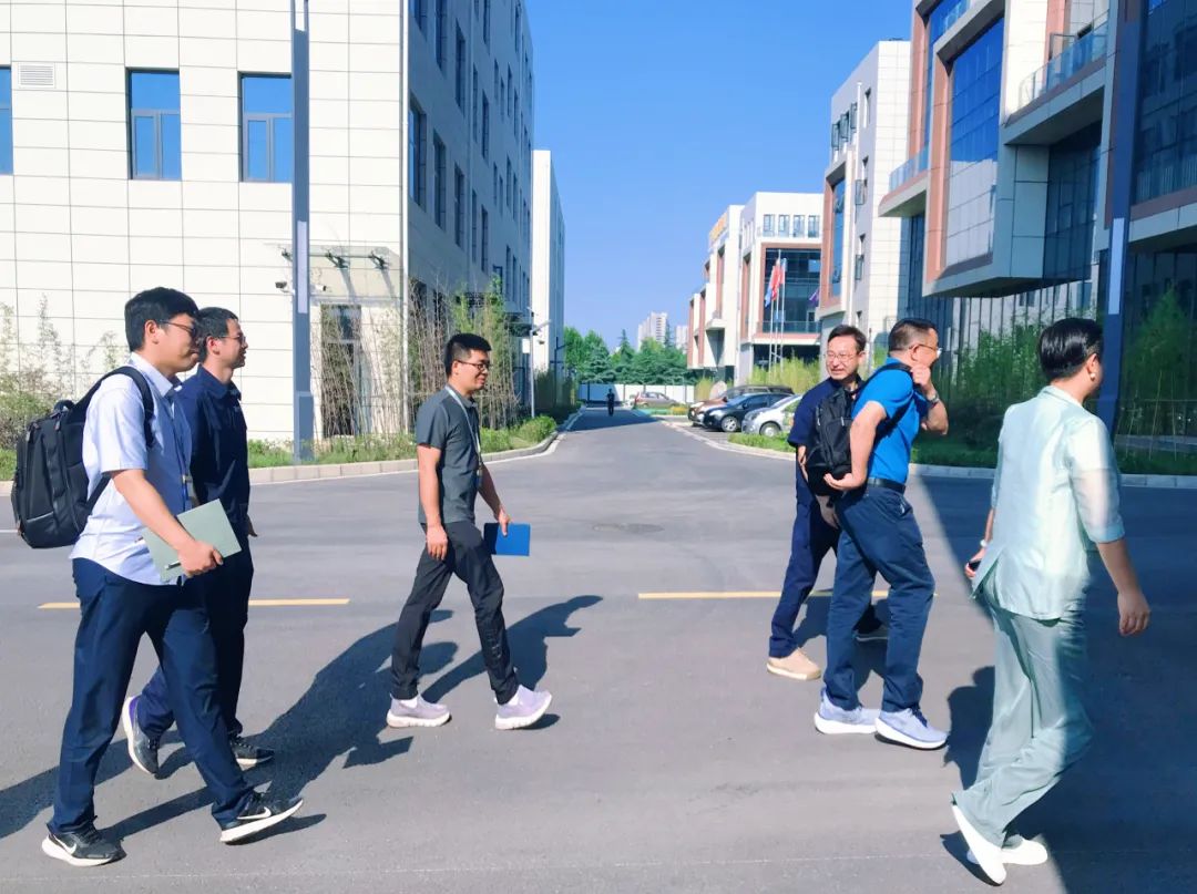 企業(yè)動態(tài)  熱烈歡迎藍曉科技領導一行蒞臨中鈉儲能參觀考察1.jpg